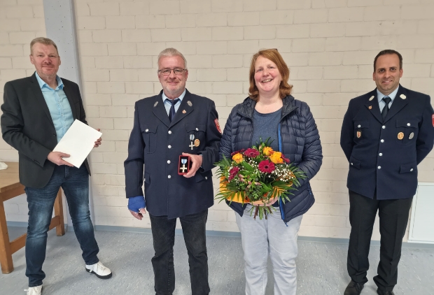 Jürgen Döll für 40 Jahre aktiven Feuerwehrdienst geehrt.